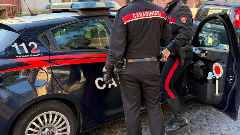 Napoli, spari sul lungomare tra i bambini alle giostre: uomo ferito