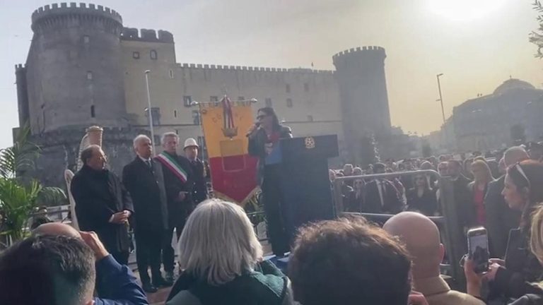 Napoli targa per Giogiò in piazza Municipio. La mamma: “È il giorno del riscatto” Napoli targa per Giogiò in piazza Municipio. La mamma: “È il giorno del riscatto”
