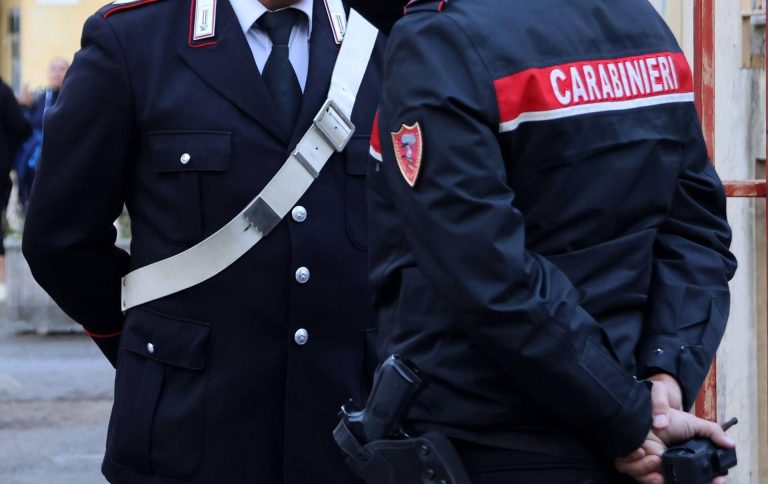 Non accettano l’orientamento sessuale della figlia e la sequestrano: arrestata coppia a Napoli Non accettano l’orientamento sessuale della figlia e la sequestrano: arrestata coppia a Napoli