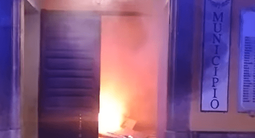 Paura a Salerno, bomba contro portone del Municipio di Castel San Giorgio Paura a Salerno, bomba contro portone del Municipio di Castel San Giorgio