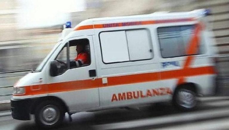 Perde il controllo dell’auto nel Napoletano, morta 77enne