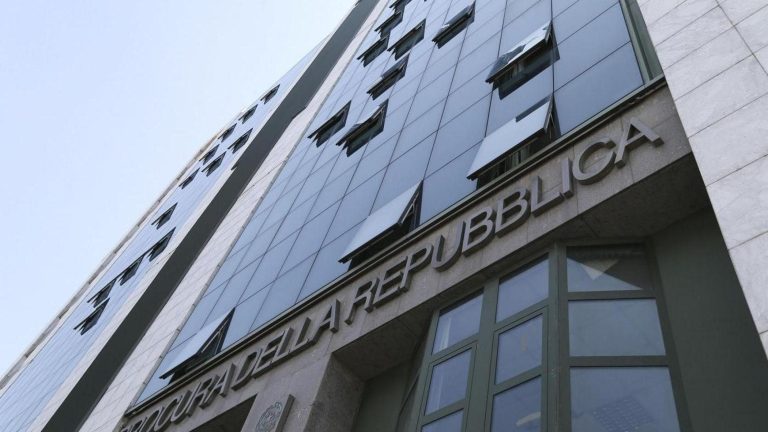 Perseguitata per una sospetta relazione extraconiugale: cinque arresti
