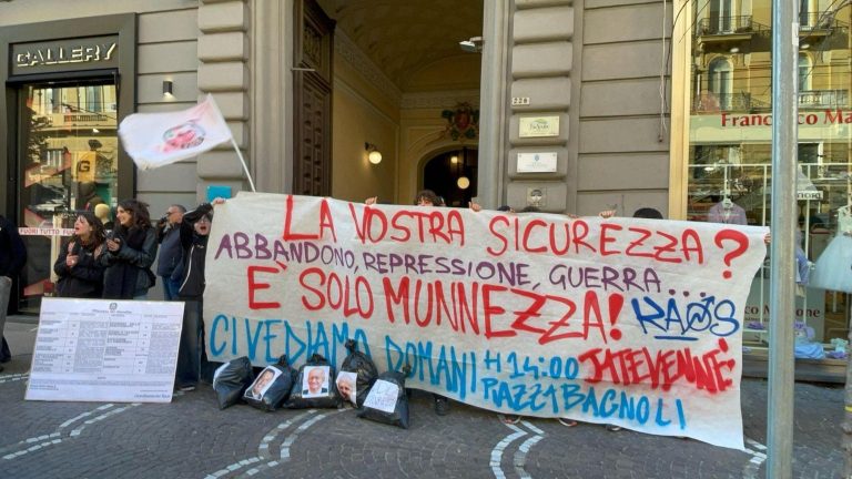 Protesta studenti ‘Kaos’ contro la visita dei ministri: rifiuti con foto davanti alla sede Fdi