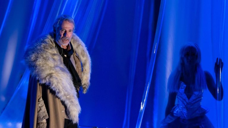 Visionario ed efficace: il Casanova di Cappuccio è da applausi. Di Palma padrone della scena Visionario ed efficace: il Casanova di Cappuccio è da applausi. Di Palma padrone della scena
