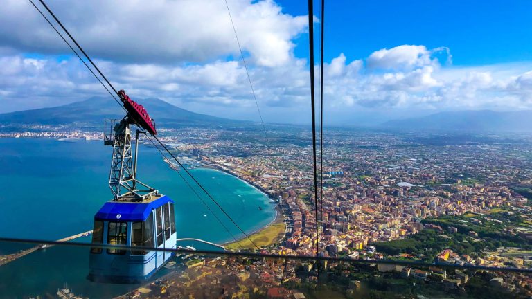 A Faito in funivia, il viaggio di otto minuti con spettacolo sul golfo di Napoli
