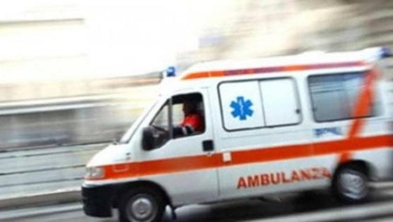 Auto finisce contro un bar, 4 feriti nell’Avellinese Auto finisce contro un bar, 4 feriti nell’Avellinese