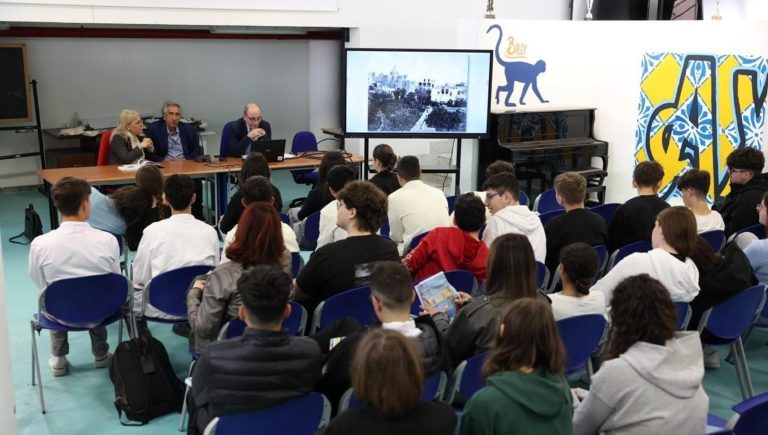 Capri, secoli di ospitalità in un libro donato agli studenti. “Mantenetene alto il livello”