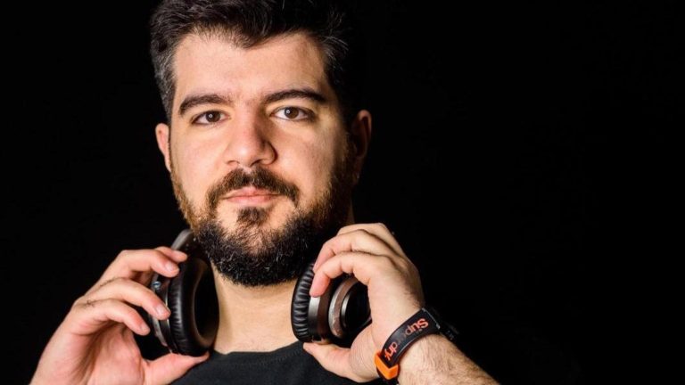 Dall’autismo ai dancefloor, Dj Seven “dirige” il “Silent Music Università” alla Reggia di Portici Dall’autismo ai dancefloor, Dj Seven “dirige” il “Silent Music Università” alla Reggia di Portici