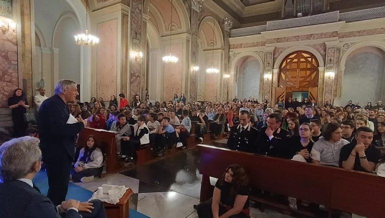 Don Ciotti: “Quella volta che Papa Francesco tuonò contro mafiosi e indossò la stola di don Diana”