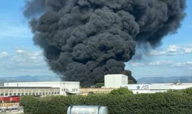 Incendio all’opificio industriale Chimpex a Pascarola Incendio all’opificio industriale Chimpex a Pascarola