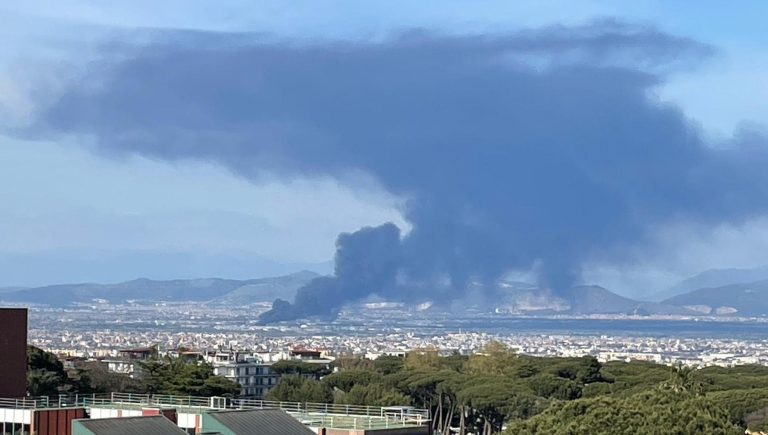 Incendio nell’area industriale di Caivano, alta colonna di fumo Visibile a distanza di chilometri