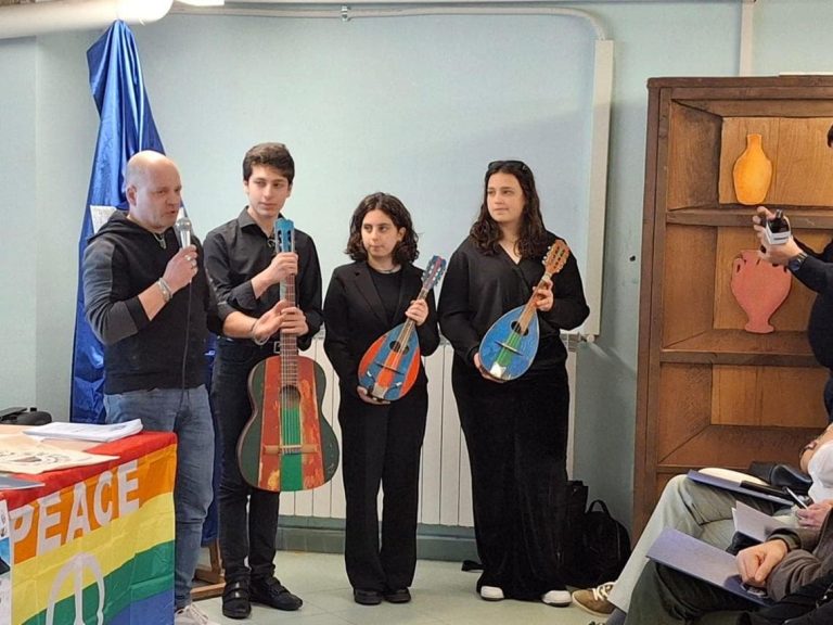 Ischia, martedì liceali in concerto per la pace: strumenti dal legno delle barche dei migranti