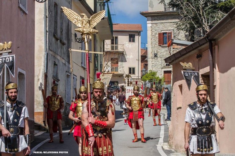 La Processione del Venerdì Santo a Vallata: oltre 200 figuranti in Irpinia La Processione del Venerdì Santo a Vallata: oltre 200 figuranti in Irpinia