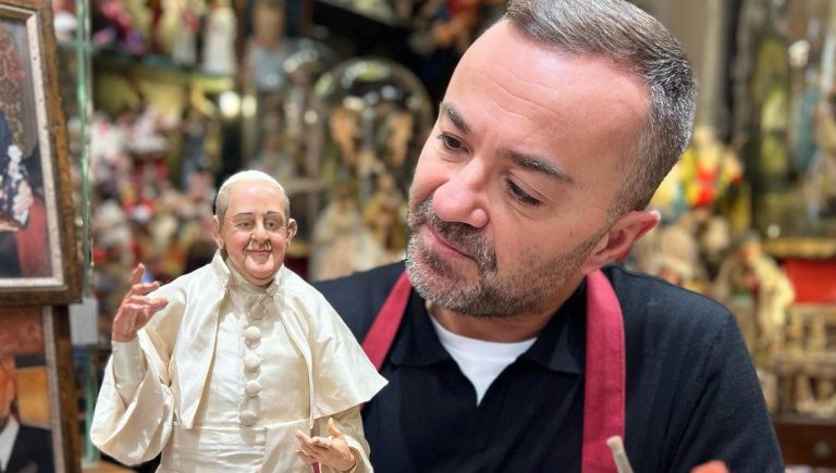 Napoli, a San Gregorio Armeno spopola la statuetta del papa: “Boom di richieste”