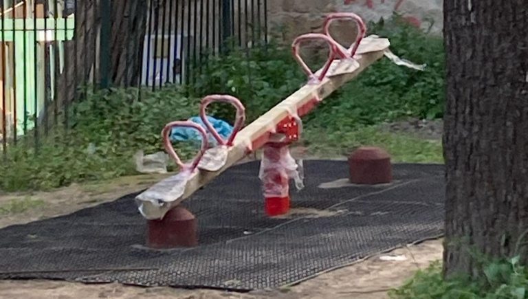 Napoli, le nuove giostre nei giardini del Chiostro di Santa Chiara