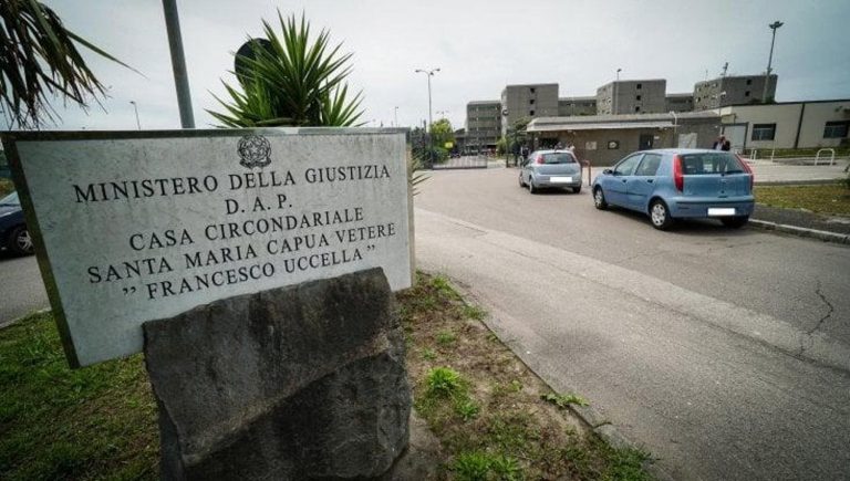 Nel Casertano, agente aggredito e picchiato in carcere da detenuti