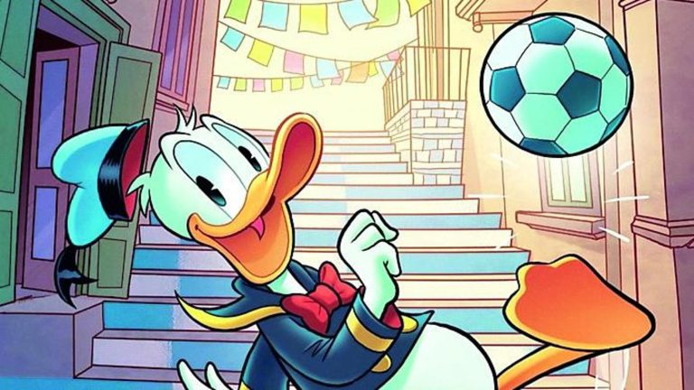 Paperino palleggia in un vicolo nella copertina: extra di Topolino che omaggia Napoli al Comicon