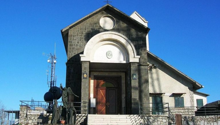 Tragedia della funivia, lunedì messa in suffragio delle vittime sul Faito. La lettera di Don Catello