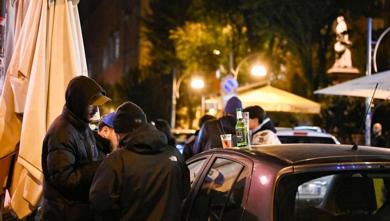Calci e pugni alla pattuglia della Polizia locale. Bilancio di una notte di controlli nella movida