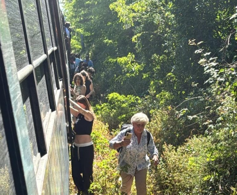 Fumo nel treno Circum in avaria. “Turisti nel panico, sono fuggiti anche dai finestrini”