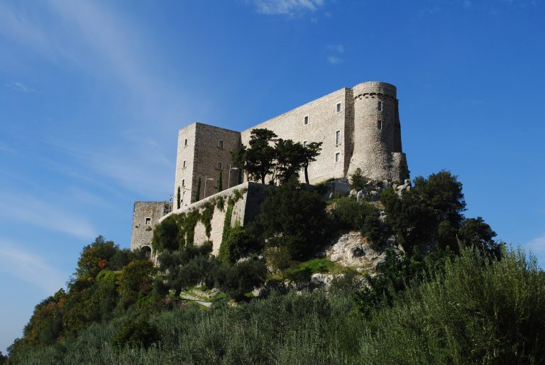 Giornate Nazionali dei Castelli 2025: in Campania visite straordinarie nei borghi storici