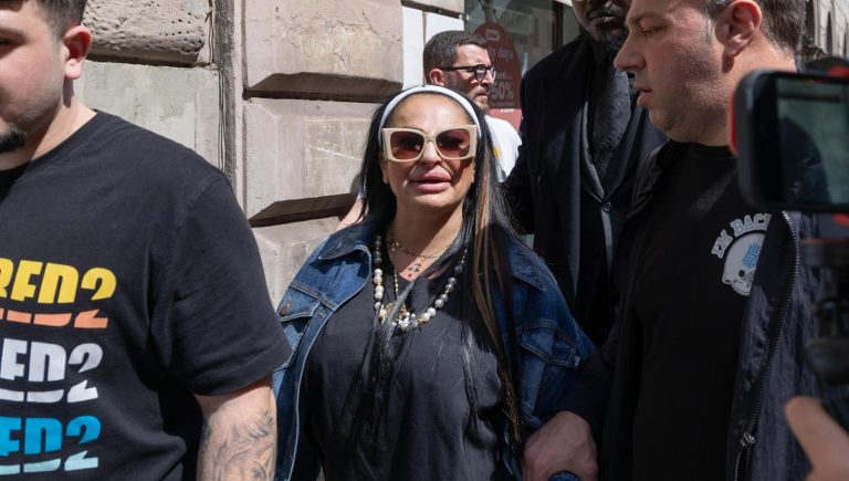 Gli ormeggi dietro la guerra social di Rita De Crescenzo a Borrelli. Rafforzata scorta al deputato