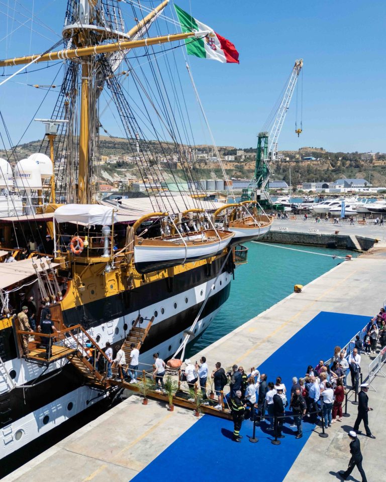 La Amerigo Vespucci, la nave scuola della Marina Militare, ritorna a Napoli | Prenotazioni e Visite