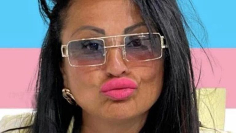 La tik toker Rita De Crescenzo al deputato Borrelli: “Devo essere il tuo incubo, ora ti distruggo”