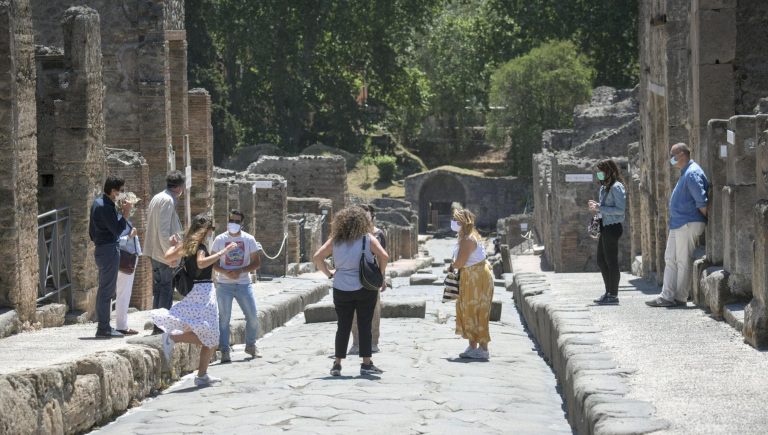 Pompei: file nella domenica gratuita, le guide protestano. Ma il Parco: “La tutela prima di tutto” Pompei: file nella domenica gratuita, le guide protestano. Ma il Parco: “La tutela prima di tutto”