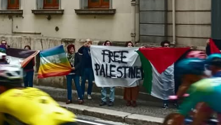 Potenza, bandiere della Palestina alla tappa del Giro d’Italia Potenza, bandiere della Palestina alla tappa del Giro d’Italia