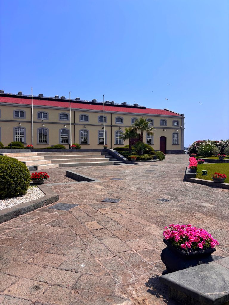 Binario Rosa nell’anfiteatro del Museo di Pietrarsa: Monica Sarnelli in una performance tra musica e passione napoletana Binario Rosa nell’anfiteatro del Museo di Pietrarsa: Monica Sarnelli in una performance tra musica e passione napoletana