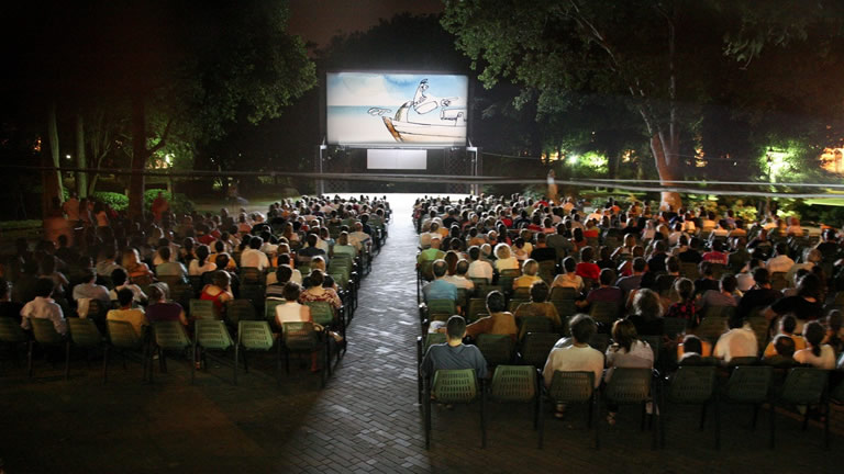 Cinema all’aperto nei Giardini di Villa Bruno a 5 €: il Programma della 1^ settimana