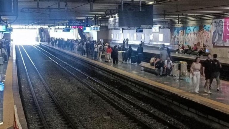 Circum, bonus a dirigenti Eav. I pendolari: “Premi in denaro a chi è responsabile del disastro”