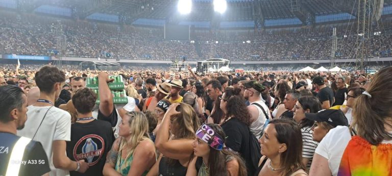 È la notte di Vasco. Lo show in un Maradona gremito e felice