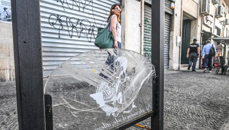Giogiò Cutolo, la madre sostituirà targa danneggiata a Napoli: “Raid dopo mia denuncia su killer”