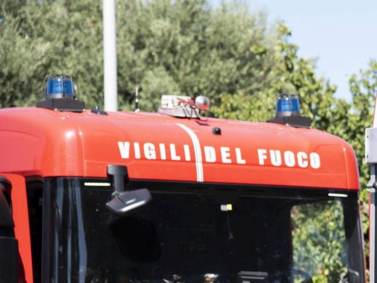 Incendio all’alba a Napoli, morto un 55enne: salvi il fratello e la madre Incendio all’alba a Napoli, morto un 55enne: salvi il fratello e la madre