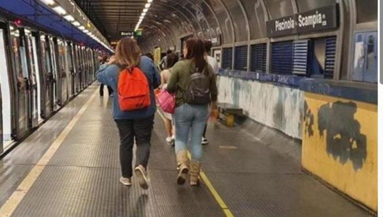 Metro, protesta a Piscinola contro stop Linea 1: “Vitale per periferie”. Simeone: bus ogni 10 minuti
