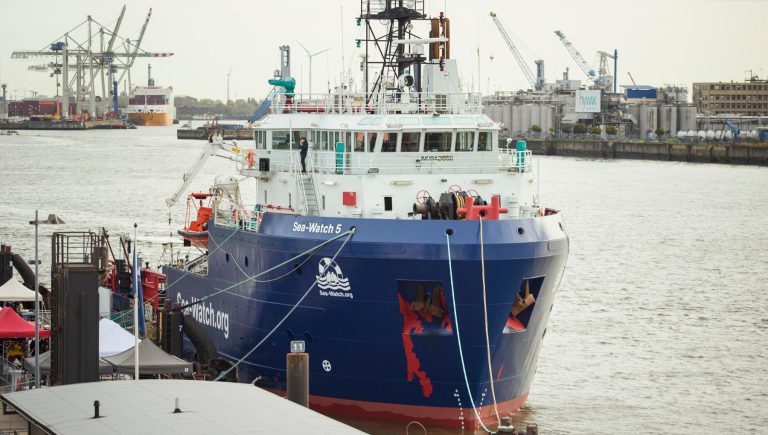 Migranti, la Sea Watch 5 a Napoli: sbarcati 69 richiedenti asilo, sei sono minori Migranti, la Sea Watch 5 a Napoli: sbarcati 69 richiedenti asilo, sei sono minori