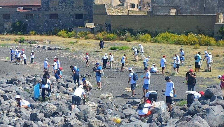 Napoli, 200 volontari per la pulizia della spiaggia di San Giovanni: raccolti 15 quintali di rifiuti