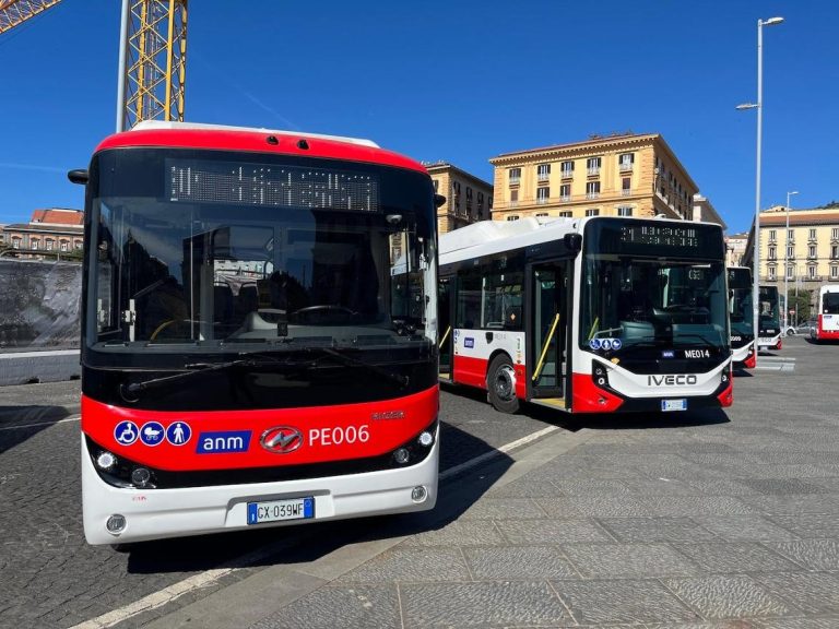 Napoli, in servizio da oggi altri 15 bus elettrici Anm