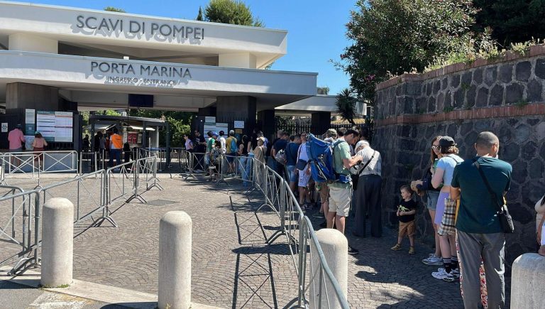 Paura al Parco archeologico di Pompei, bus esce da corsia e fa cadere donna