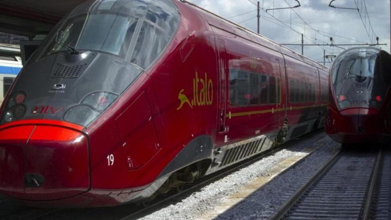Treni, rallentamenti sulla Roma-Napoli: ritardi fino a quattro ore per Alta velocità, Intercity e regionali Treni, rallentamenti sulla Roma-Napoli: ritardi fino a quattro ore per Alta velocità, Intercity e regionali