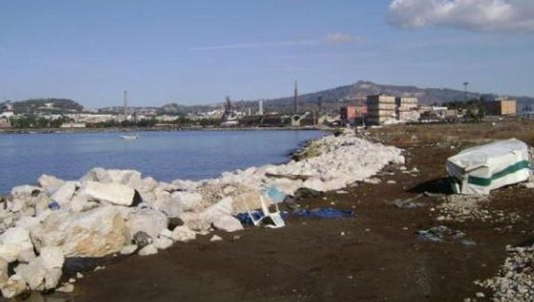 Bagnoli, gli abitanti di via Coroglio contro gli espropri: “Immobili svalutati. Poi, dove andremo?” Bagnoli, gli abitanti di via Coroglio contro gli espropri: “Immobili svalutati. Poi, dove andremo?”