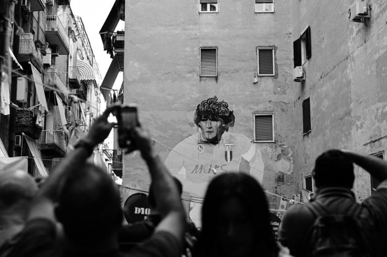 Capri, persone come fantasmi: l’overtourism in una mostra fotografica Capri, persone come fantasmi: l’overtourism in una mostra fotografica