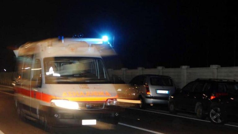 Ercolano, con lo scooter sulle auto in sosta: morto 27enne