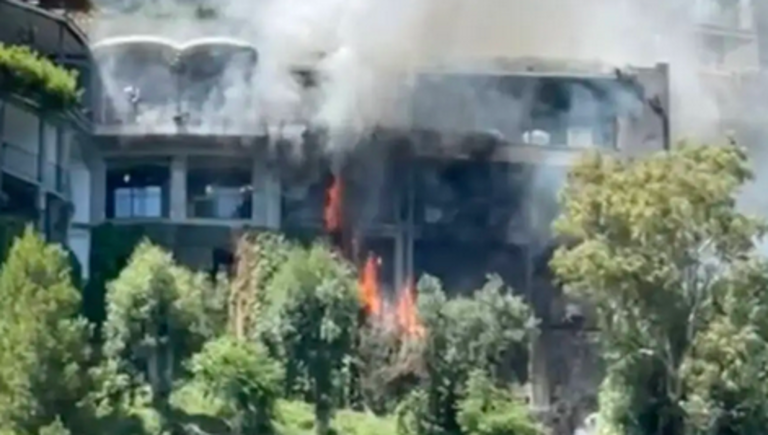 Incendio a Positano a ridosso dell’hotel San Pietro, l’iconico albergo amato dal jet set Incendio a Positano a ridosso dell’hotel San Pietro, l’iconico albergo amato dal jet set