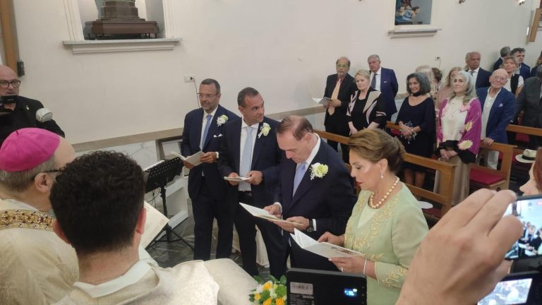 La sfilata di vip alle nozze d’oro dei Mastella: “Io e Sandra siamo i Bezos di Ceppaloni”