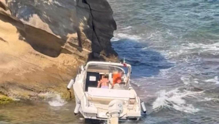 Napoli, un motoscafo arenato a Posillipo Napoli, un motoscafo arenato a Posillipo