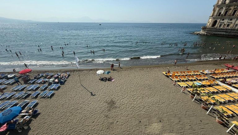 Posillipo, la spiaggia torna libera: il Bagno Elena perde il ricorso. Ora la gara
