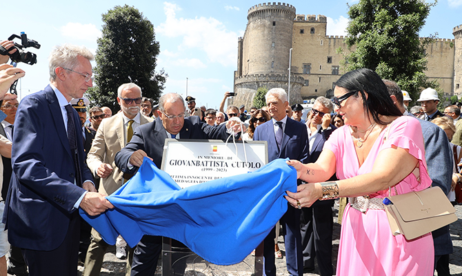 Ripristinata la targa per Giovanbattista Cutolo